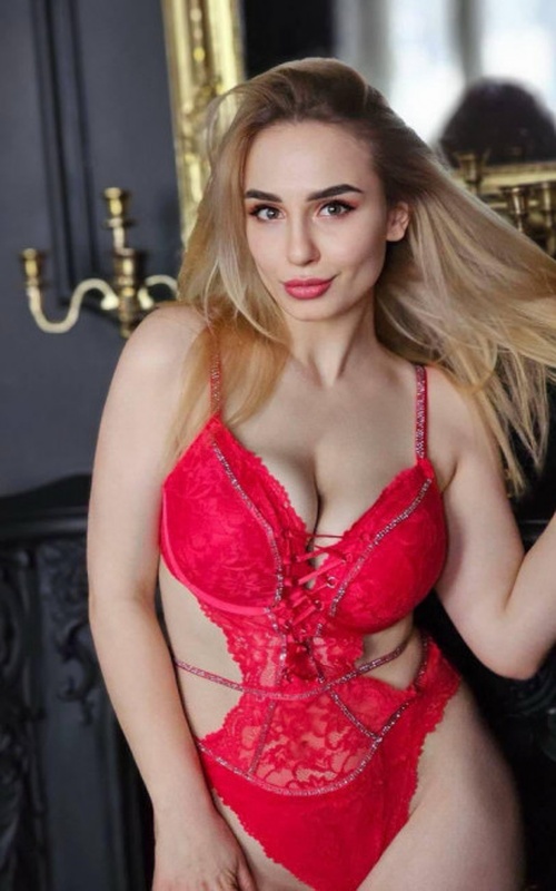 Experience Passion and Elegance with Camilla Flame by Your Side 2 Mis Fotos