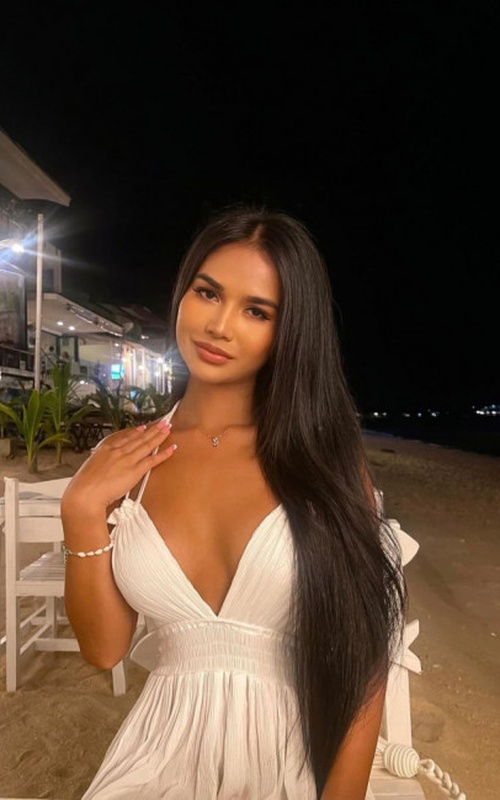 Discover Everly Moon Your Ultimate Escape Awaits